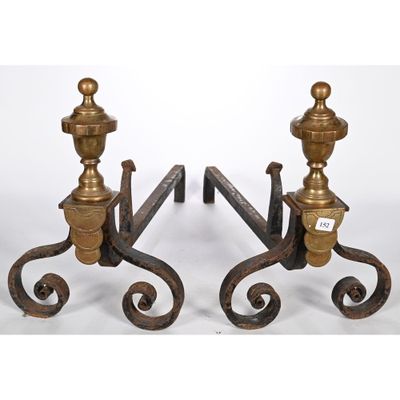 paire de bougeoirs anciens en fonte avec finition en laiton