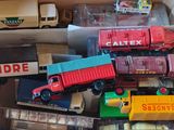 une boîte remplie de petites voitures et de petits camions