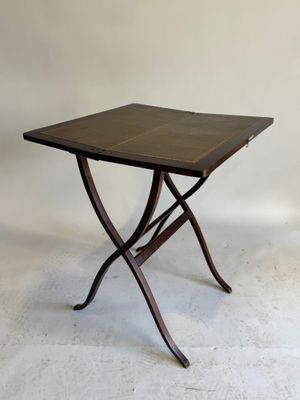 l'image d'une petite table à plateau carré