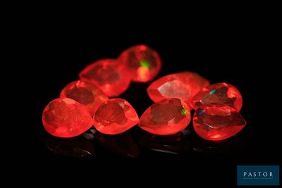 un gros plan sur un bouquet de diamants rouges posés sur une surface noire