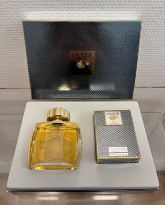 l'image d'un flacon de parfum posé sur une table