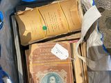 un sac rempli de vieux livres posé par terre