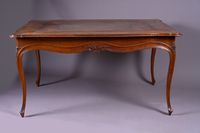 Table de bibliothèque en noyer mouluré et sculpté de fleuret… (photo 3)