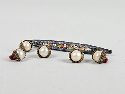 une photo représentant une paire de barrettes ornées de perles