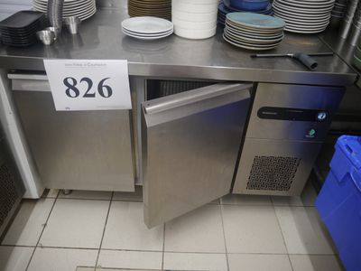 un lave-vaisselle qui trône au milieu d'une cuisine
