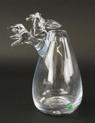 une image représentant un vase en verre transparent orné d'un dragon