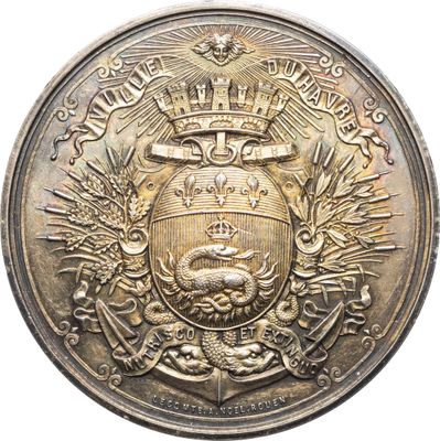 Gros plan sur une pièce de monnaie portant des armoiries