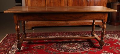 une table en bois avec un plateau en bois posée sur un tapis rouge