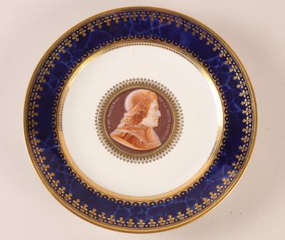 une assiette avec la photo d'une femme dessus