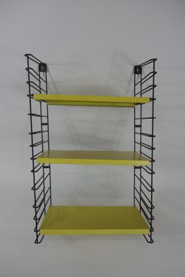 une étagère noire et jaune comportant trois tablettes