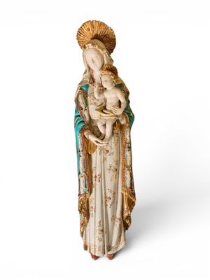 l'image d'une statue représentant une femme tenant un bébé dans ses bras