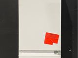 une photo d'un réfrigérateur blanc sur lequel est collé un autocollant rouge