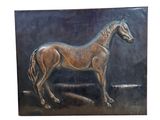 une image représentant un cheval en bronze sur fond noir