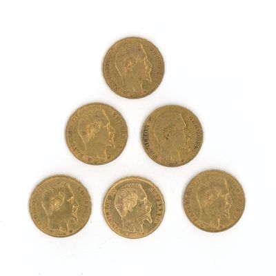 cinq souverains d'or, dont l'un est orné d'une couronne