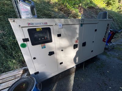 un petit générateur posé au bord de la route
