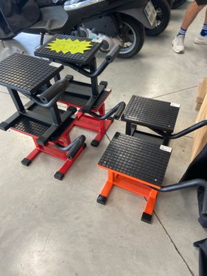 trois tabourets noirs et orange posés par terre