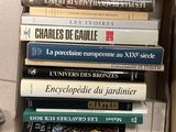 plusieurs livres empilés dans une boîte