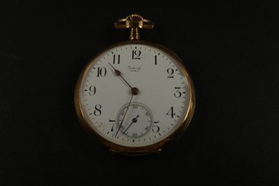 gros plan d'une montre de poche sur une surface noire