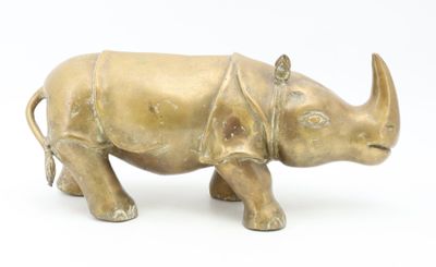 une statue en bronze représentant un rhinocéros sur fond blanc