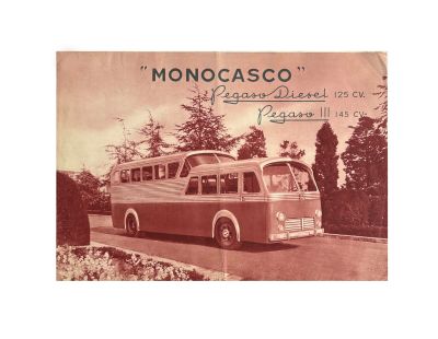 une vieille photo d'un bus roulant sur une route longeant une forêt