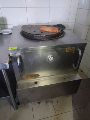 un hot-dog posé sur une grille dans une cuisine