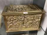 une boîte en or exposée dans une vitrine