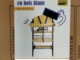 boîte en carton sur laquelle figurent l'image d'une chaise et d'un ordinateur portable