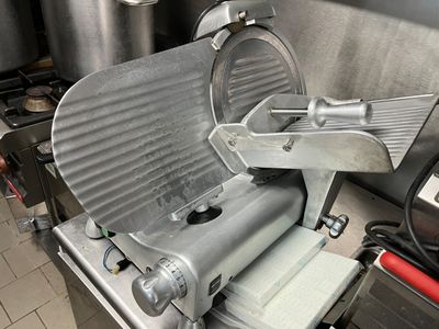 une photo d'une trancheuse à viande professionnelle dans une cuisine professionnelle
