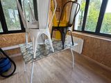 deux chaises et une table dans une pièce dotée de fenêtres