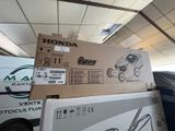 de nombreux cartons empilés les uns sur les autres dans un entrepôt