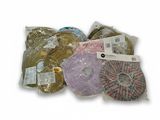 de nombreux rouleaux de tissu posés sur une surface blanche