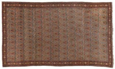 un tapis ancien aux motifs marron et bleus
