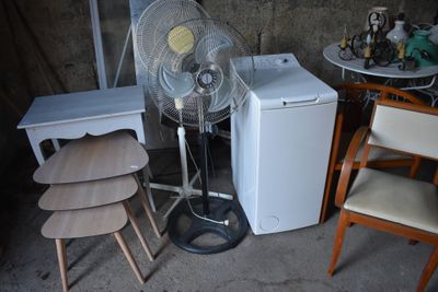 plusieurs chaises et une table sur laquelle est posé un ventilateur