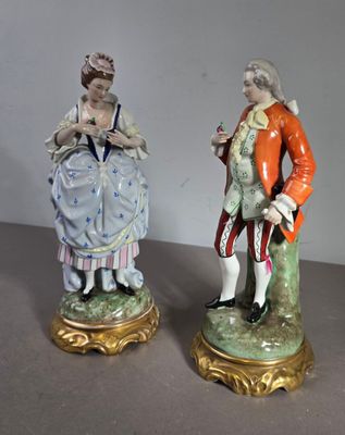 "Galante et galants" Paire de sujets en porelaine polychrome…