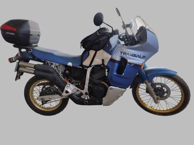 une moto bleue garée sur une surface grise