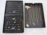 une boîte contenant de nombreux types de bijoux différents