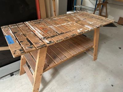 une photo d'une table fabriquée à partir de palettes