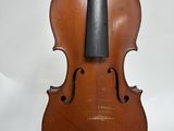 un vieux violon posé sur une surface blanche