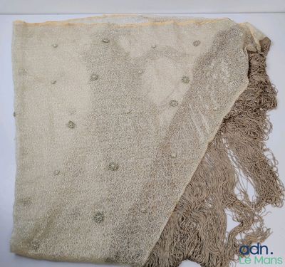 a close up of a piece of cloth with fringes on it