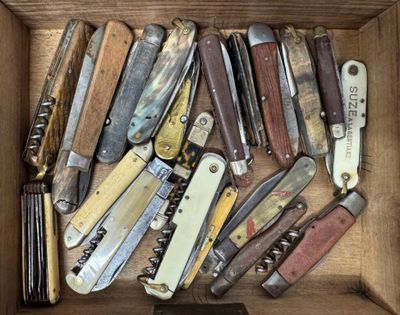 many different types of knives in a wooden box