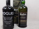 deux bouteilles de scotch et une caisse de whisky posées sur une table