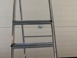 une échelle appuyée contre un mur dans un garage