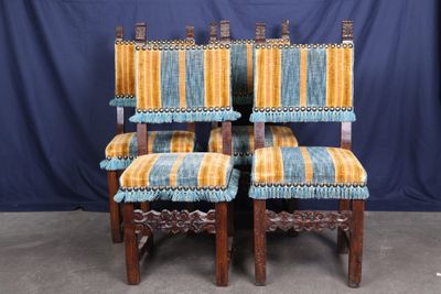quatre chaises avec des coussins rembourrés à rayures jaunes et bleues