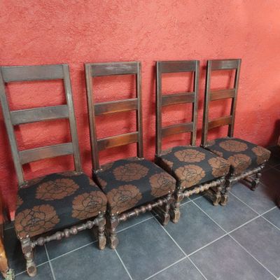 Lot de quatre chaises de style Louis XIII