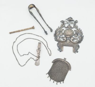 beaucoup d'objets en argent sur une surface blanche