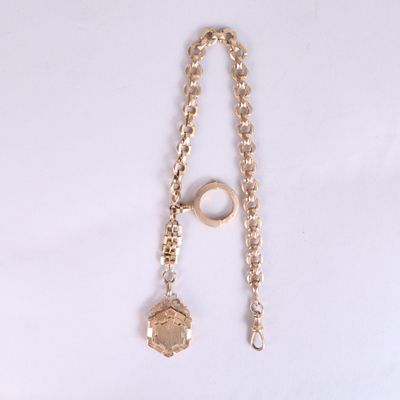 collier composé d'une chaîne en or et d'une pièce d'or sur fond blanc