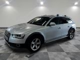 une photo d'un SUV Audi argenté dans un showroom