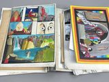 un livre ouvert, illustré, posé sur une table