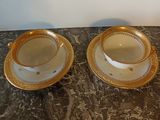 deux tasses et soucoupes posées sur une table en marbre