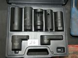 une trousse à outils comprenant un jeu de douilles et un coffret